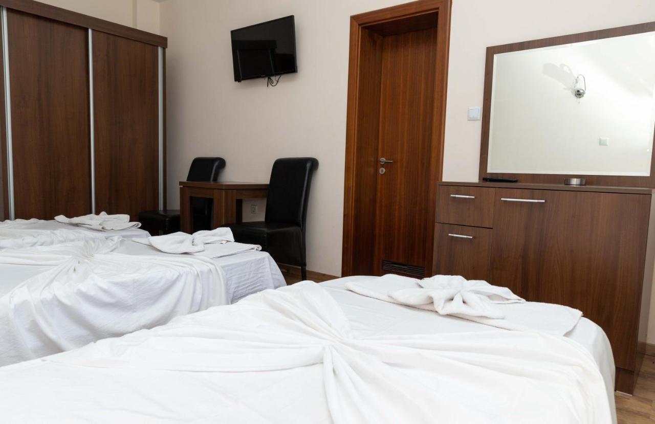 Hotel Leo ペーチ エクステリア 写真