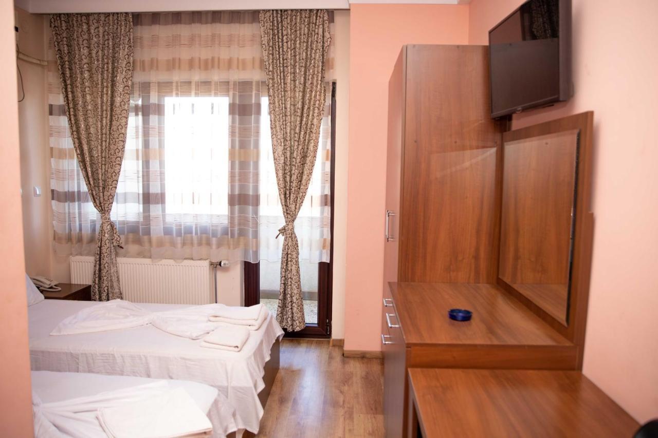 Hotel Leo ペーチ エクステリア 写真